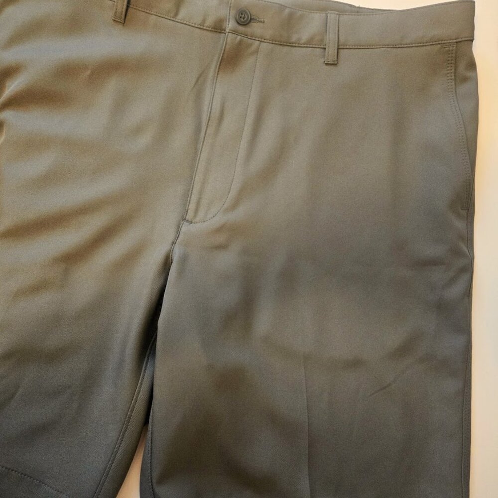 Men's‎ PGA Tour light olive green golf shorts Size 38